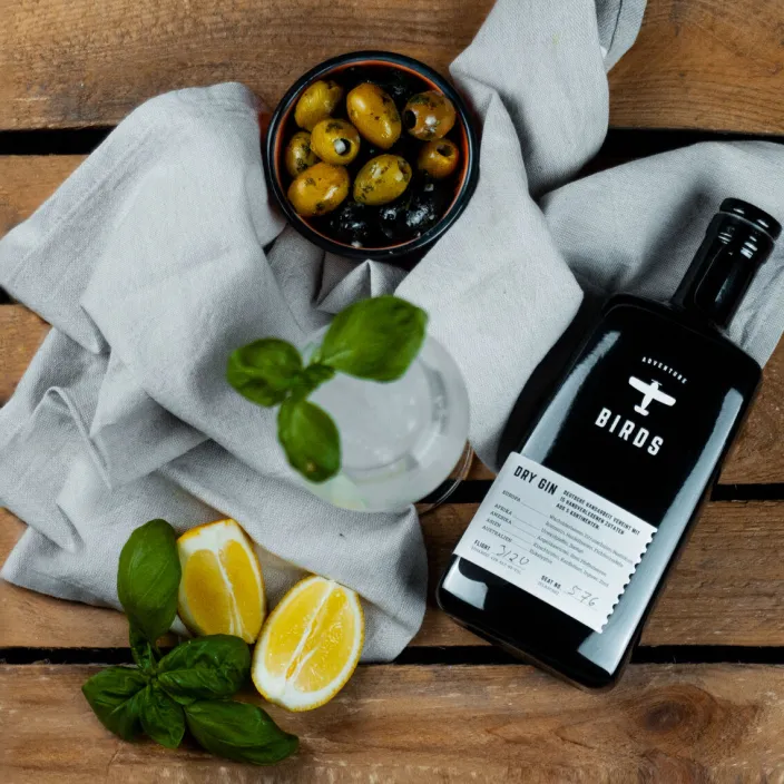»Adventure Case« von BIRDS Dry Gin