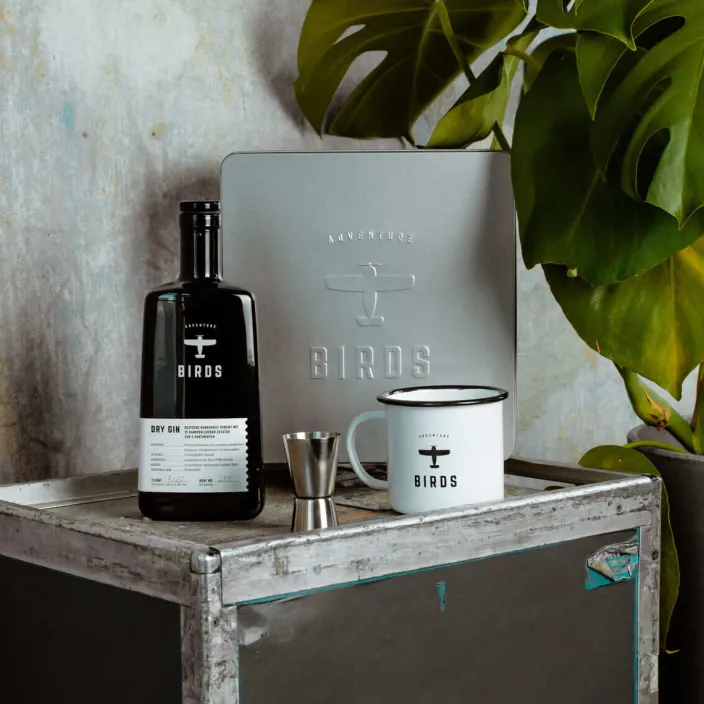 »Adventure Case« von BIRDS Dry Gin