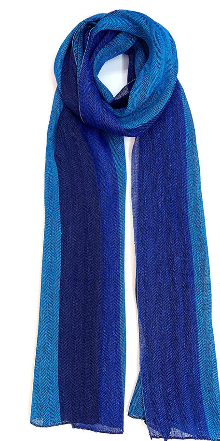 Breiter Schal aus blauem Leinen