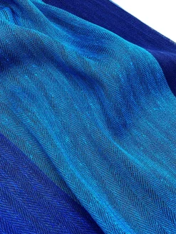 Breiter Schal aus blauem Leinen