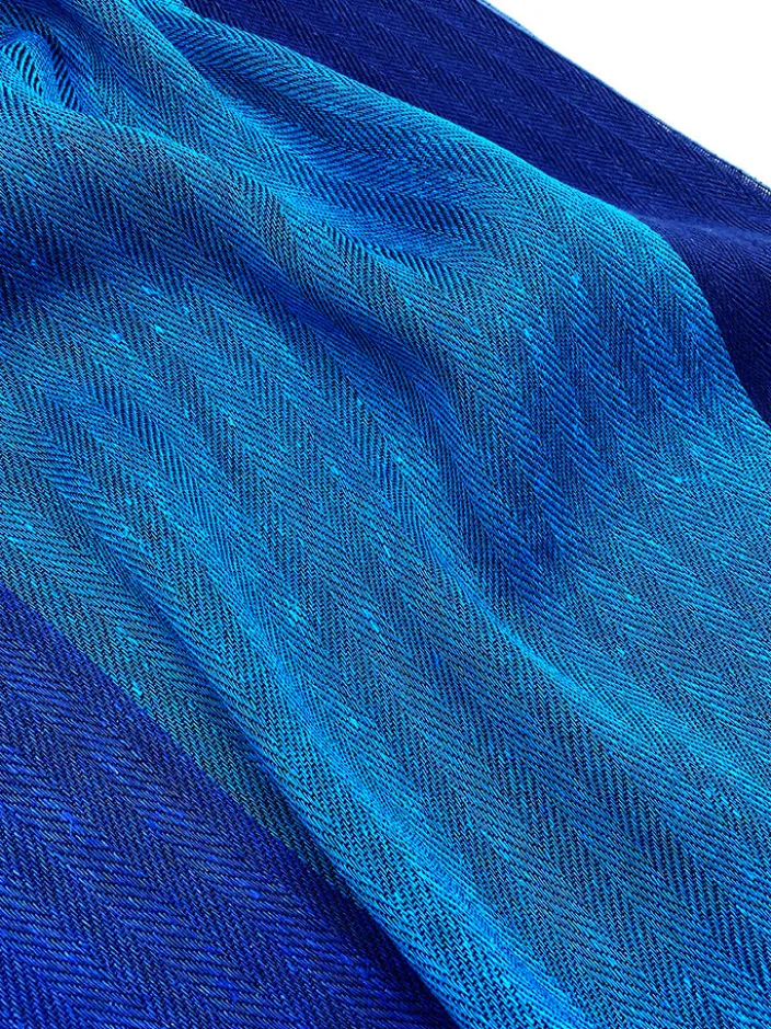 Breiter Schal aus blauem Leinen