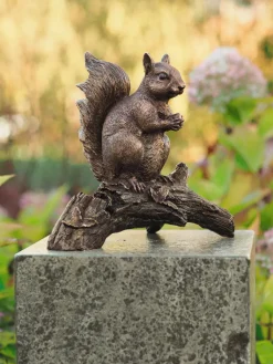 Gartenskulptur »Eichhörnchen mit Nuss«