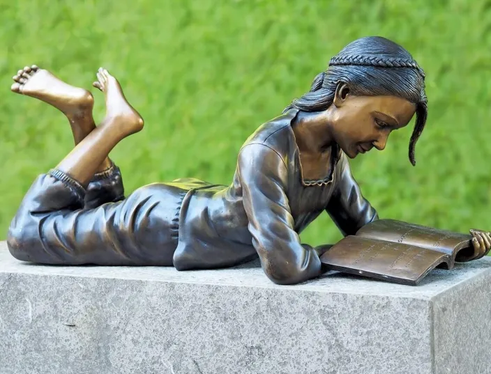 Gartenskulptur »Lesendes Mädchen«