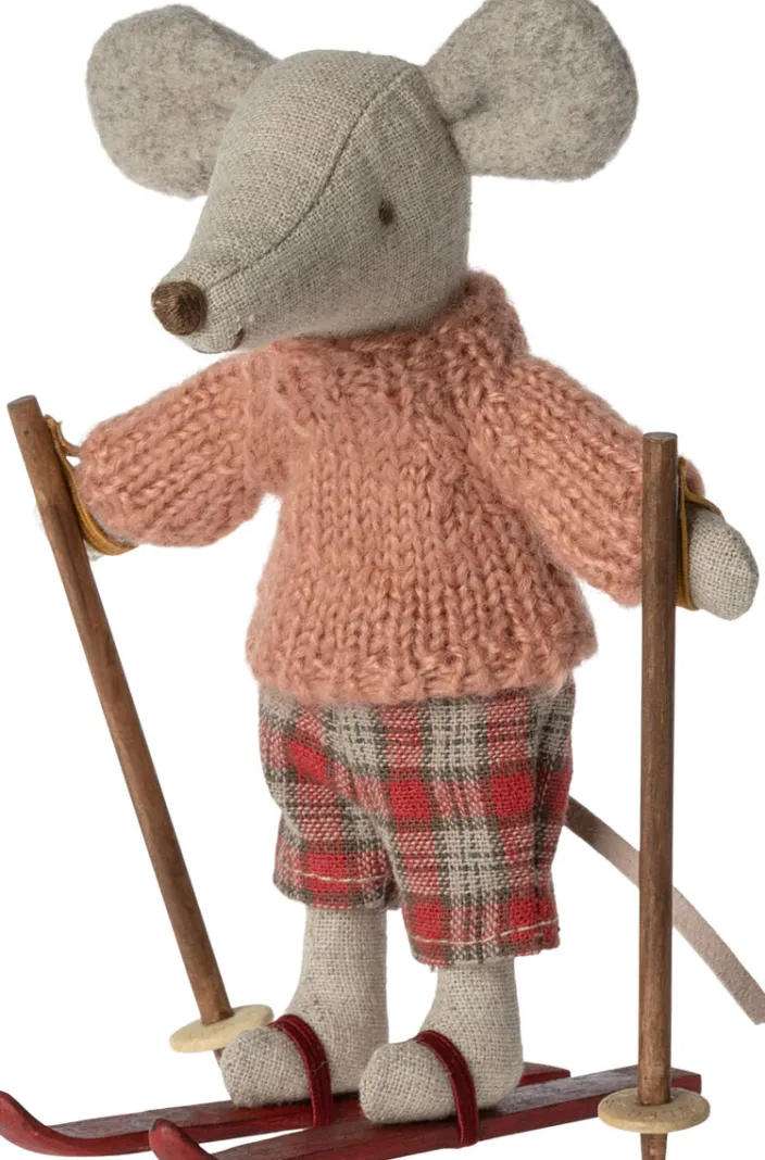 Große Schwester Wintermaus mit Ski