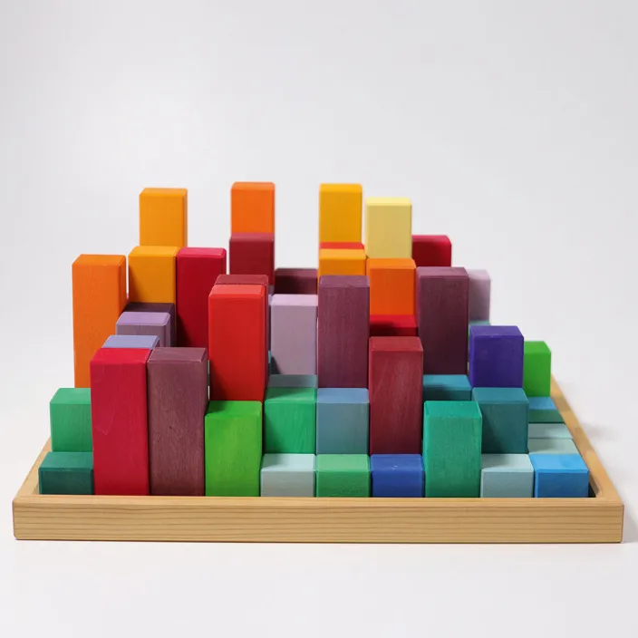 Große Stufenpyramide aus Holz