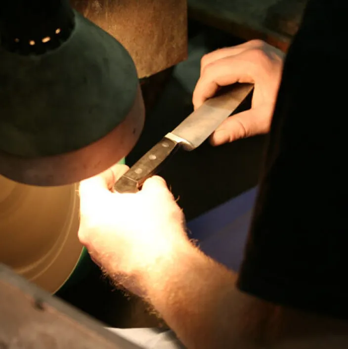 Käsemesser aus Olivenholz