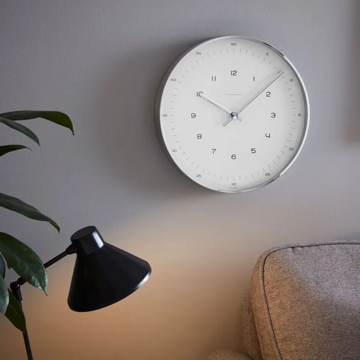 »Max Bill« Funk-Wanduhr mit Zahlen-Zifferblatt von Junghans