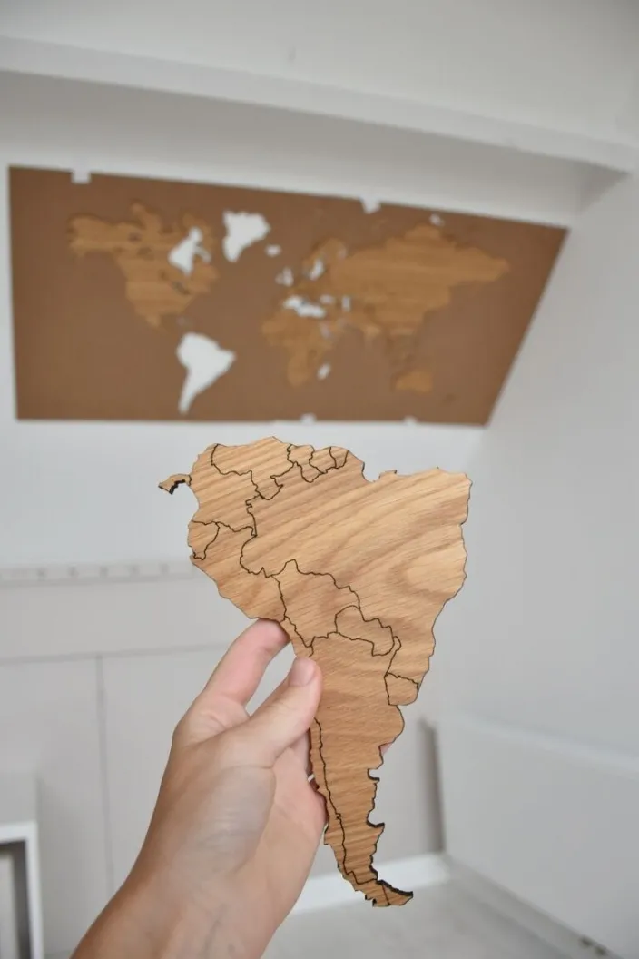 Selbstklebende Weltkarte aus Holz