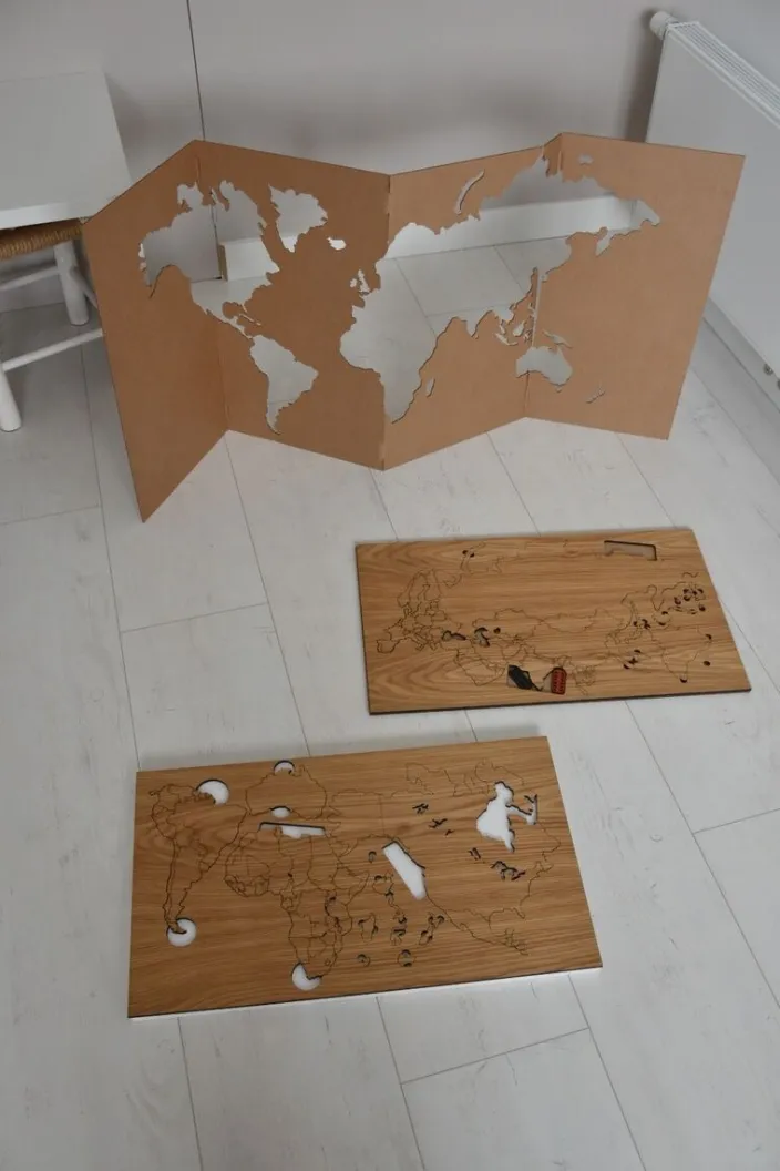 Selbstklebende Weltkarte aus Holz